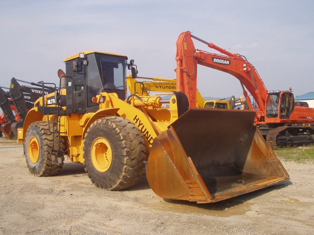 hyundai770_1.jpg